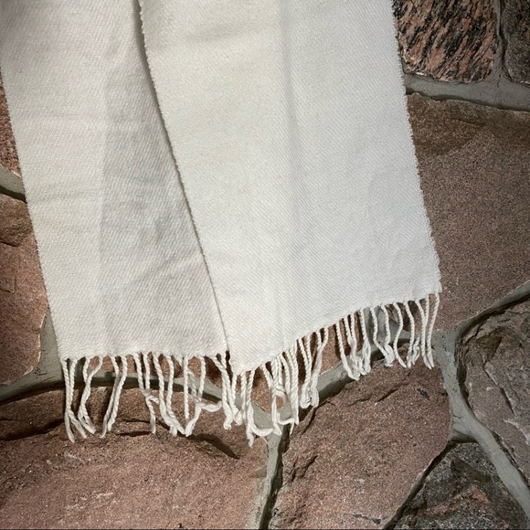 🧣Warm white scarf with fringes. - Picture 3 of 3